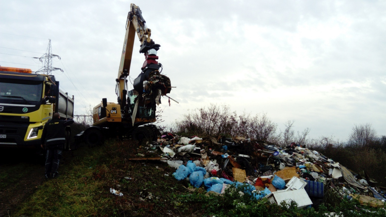 Odstránenie čiernej skládky Odstránenie čiernej skládky